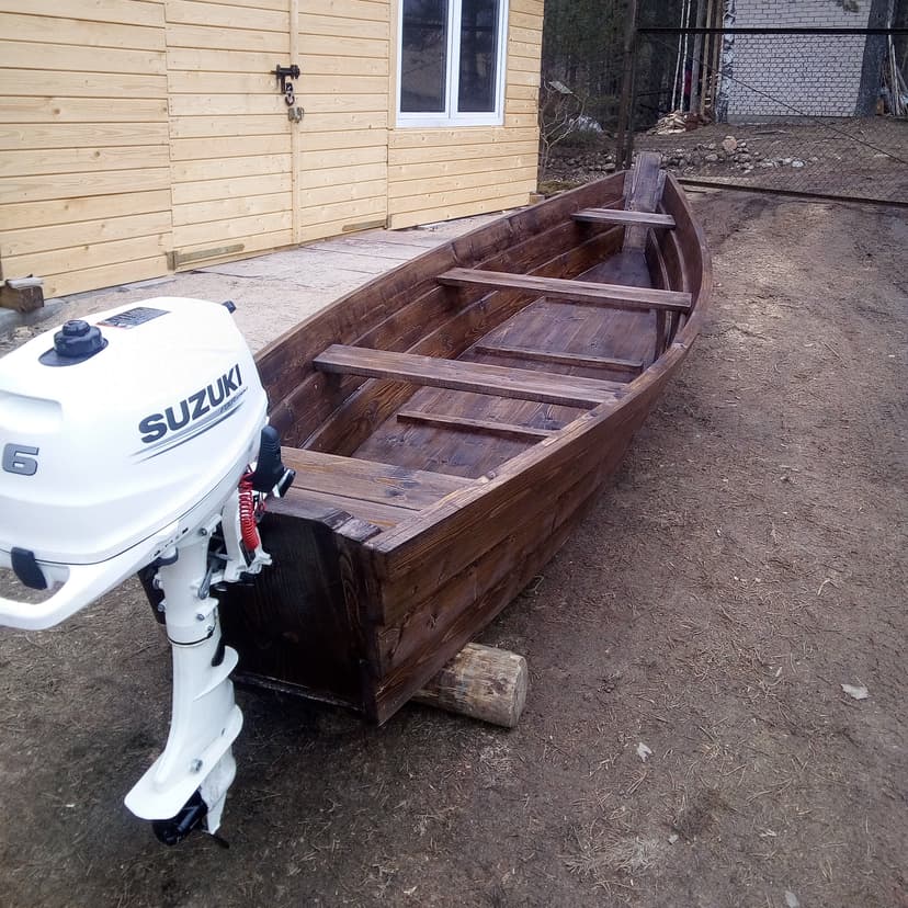 Medinė valtis su varikliu